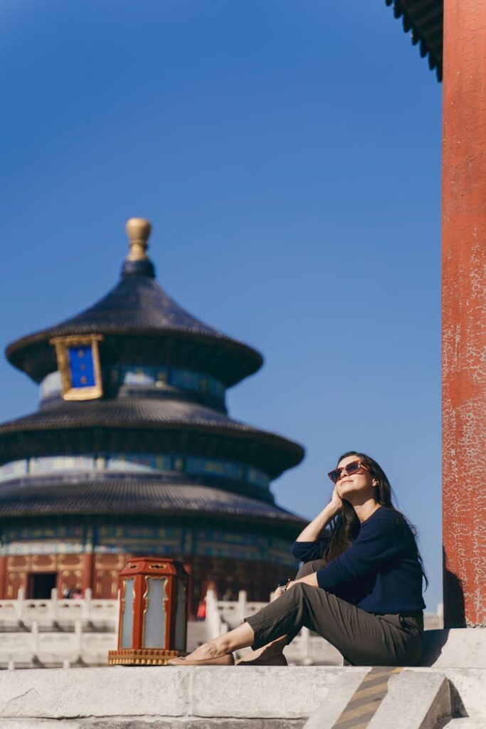 Chica posando frente a un templo japones en Beijing